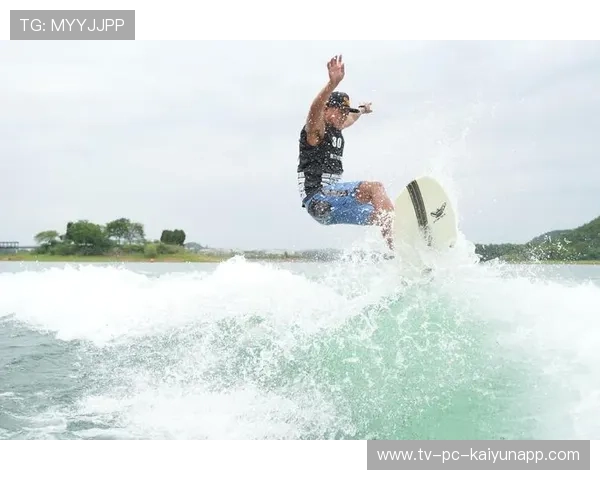 滑水挑战赛选手高速拉旋点燃全场